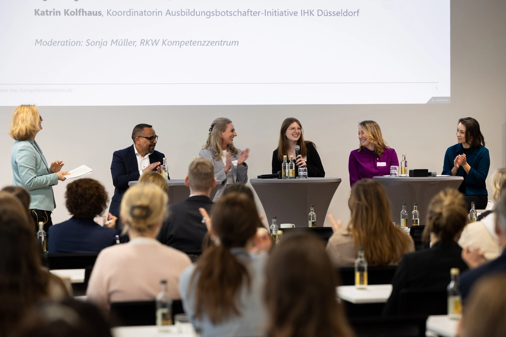 Das Bild zeigt die Teilnehmenden der Paneldiskussion "Quo vadis" im Rahmen des 5. bundesweiten Netzwerktreffens der Ausbildungsbotschafter-Initiativen am 19.03.2026 in der IHK Düsseldorf. Die Teilnehmenden sind: Dr. Janina Jänsch, Abteilungsleiterin für Mittelstand, Zukunftstechnologien und Start-ups im Bundesministerium für Wirtschaft und Energie (BMWE); Eva Zuidam, Ausbildungsbotschafterin, Hotel Kö59; Jennifer Heinrichs-Müller, Personalreferentin, Hotel Kö59; Ingo Reifgerste, Geschäftsführer der Schleiff Bauflächentechnik und Vorstandsvorsitzender des RKW e.V.; Katrin Kolfhaus, Koordinatorin Ausbildungsbotschafter-Initiative in der IHK Düsseldorf.