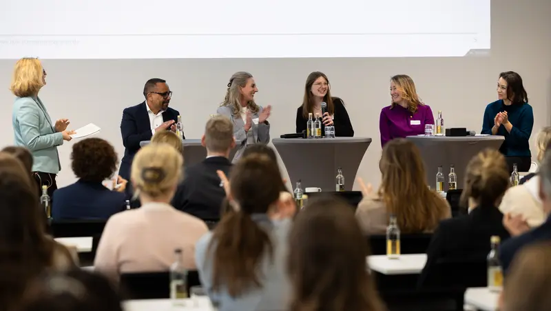 Das Bild zeigt die Teilnehmenden der Paneldiskussion "Quo vadis" im Rahmen des 5. bundesweiten Netzwerktreffens der Ausbildungsbotschafter-Initiativen am 19.03.2026 in der IHK Düsseldorf. Die Teilnehmenden sind: Dr. Janina Jänsch, Abteilungsleiterin für Mittelstand, Zukunftstechnologien und Start-ups im Bundesministerium für Wirtschaft und Energie (BMWE); Eva Zuidam, Ausbildungsbotschafterin, Hotel Kö59; Jennifer Heinrichs-Müller, Personalreferentin, Hotel Kö59; Ingo Reifgerste, Geschäftsführer der Schleiff Bauflächentechnik und Vorstandsvorsitzender des RKW e.V.; Katrin Kolfhaus, Koordinatorin Ausbildungsbotschafter-Initiative in der IHK Düsseldorf.