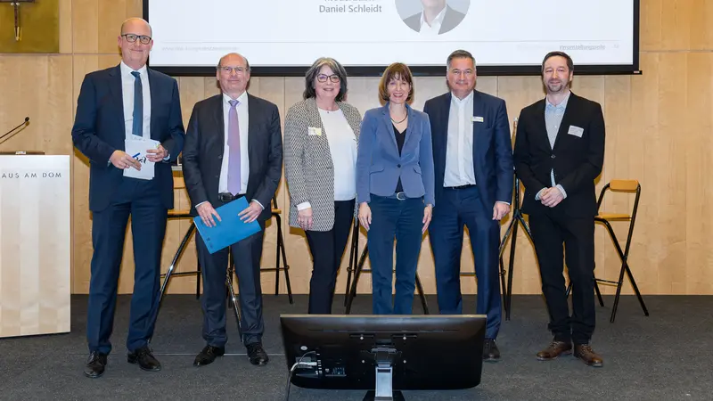 Gruppenfoto Panelisten Daniel Schleidt, Peter Hampel, Barbara Eckes, Klaus-Stefan Ruoff, Stefan Würzbach